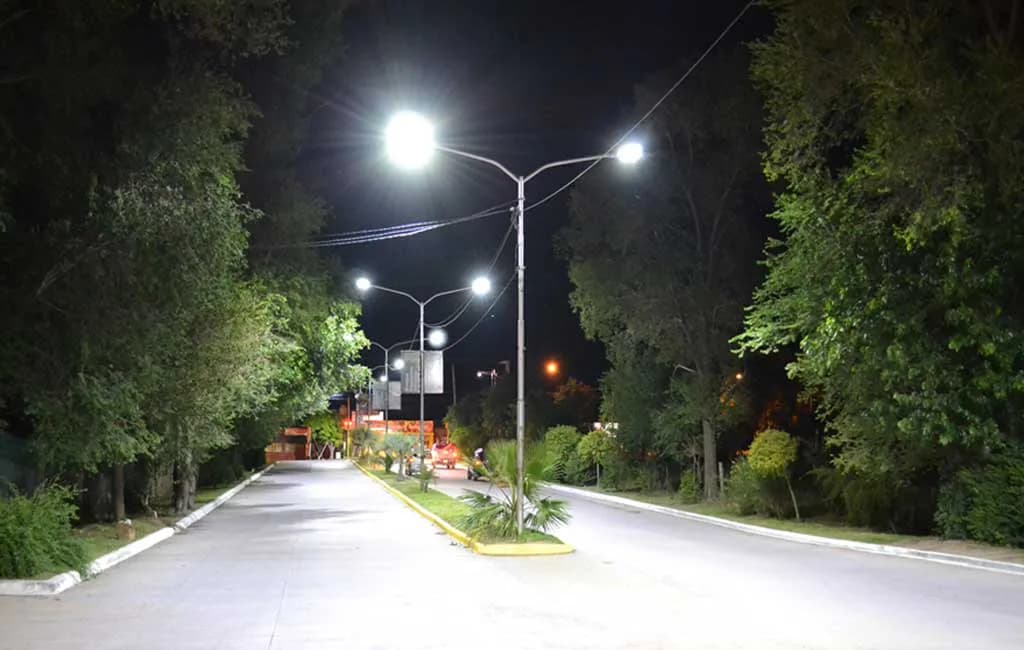 Instalación de Luminarias LED en Boulevard Anglada – Juana Koslay